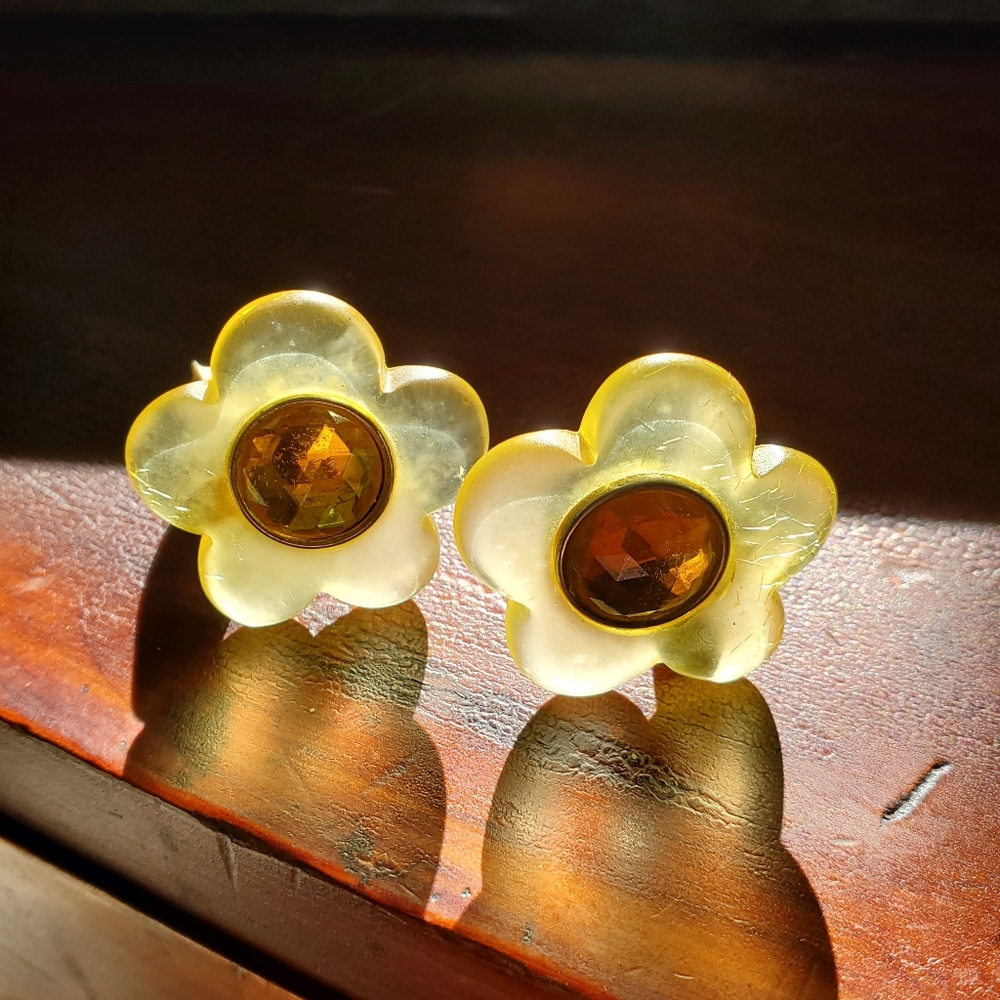 VTG Acrylic yellow flower clip earrings